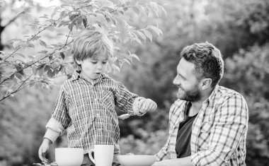 Baba oğluna doğal yemek yemeyi öğretir. Küçük çocuk ve babam yemek yiyor. Organik beslenme. Sağlıklı beslenme kavramı. Beslenme alışkanlıkları. Aile ev yapımı yemeklerin tadını çıkarır. Kişisel örnek. Beslenme çocuklar ve yetişkinler