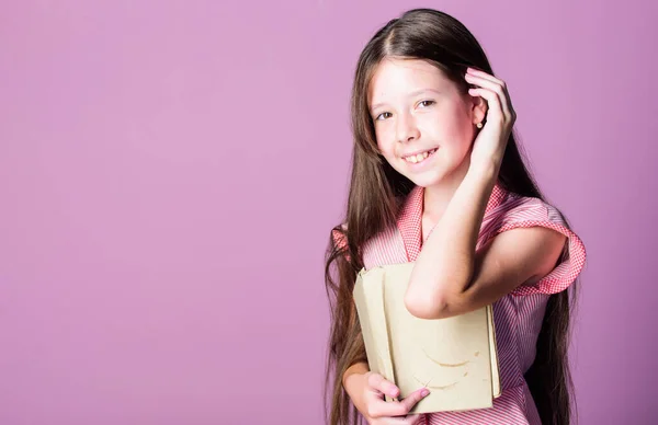 Educación en casa. mantener secretos aquí. concepto de librería. literatura infantil. amante del libro. educación en el hogar. Feliz infancia. novela para chica. Copiar espacio. niña pequeña leer historia interesante. libro de ficción — Foto de Stock