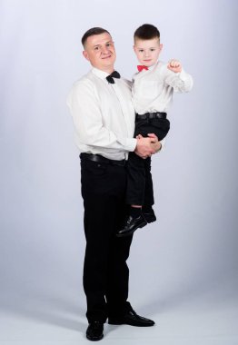 Centilmen yetiştirilme. Baba kucağında oğul resmi kıyafet taşıyor. Büyü artık, beyefendi. Centilmen yetiştirilme. Küçük oğlu, soylu bir babanın izinden gidiyor. Aile tatili. Baba ve oğulun akrabaları