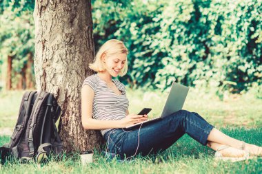 dizüstü bilgisayar ile kız. Blogger doğadan ilham geliyor. kadın iş online vardır. Web iletişimi. not defteri ile yazar. yaz online. Blogger sosyal ağ için içerik oluşturur. Sadece ilham