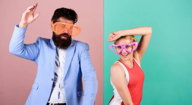 Çiftler eğleniyor. Ofis partisi. Başarıyı kutluyoruz. Birlikte dans etmek. Keyfin yerinde. Rahatla ve eğlen. Şirket kültürü. Tatili kutluyoruz. Sakallı adam, güzel kadın parti gözlükleri kutluyor.