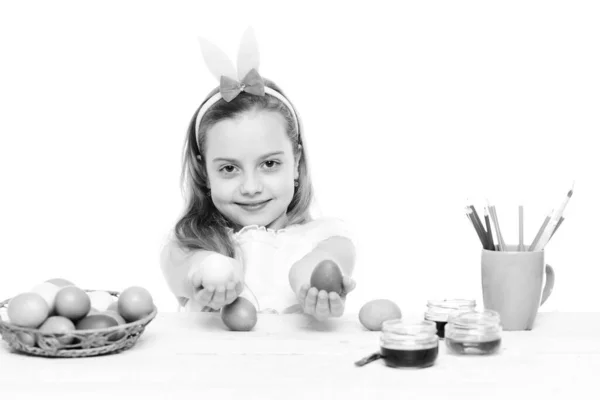 Klein gelukkig baby meisje met paaseieren geïsoleerd op wit — Stockfoto