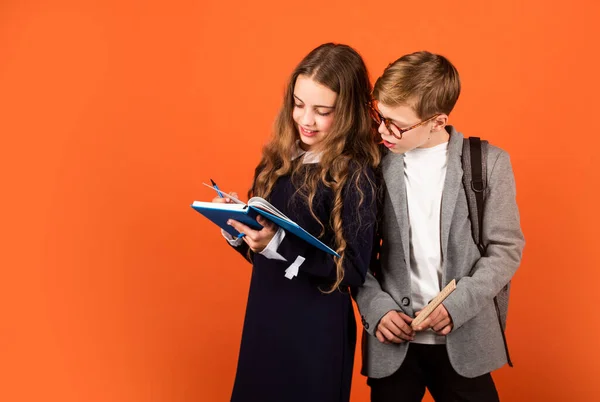 Mode de vie bizarre. Joli gosse étudiant. Éducation de base. Concept d'éducation scolaire. Étudiant avec livre. Apprendre une langue étrangère. Éducation pour les enfants. Compétences et connaissances. Garde d'enfants. Collège privé — Photo