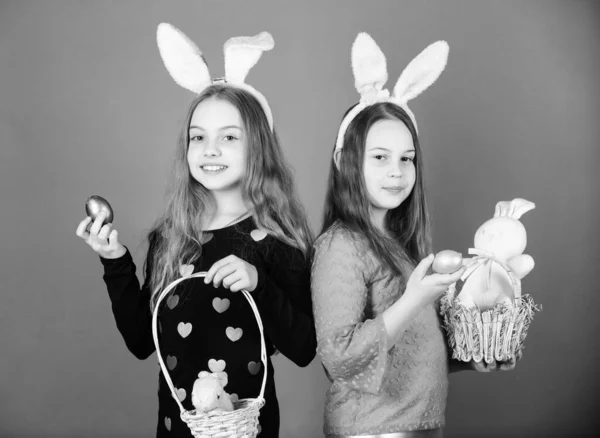 Glückliche Kindheit. Ostertag. Osteraktionen für Kinder. Frohe Ostern. Ferienhasenmädchen mit langen Hasenohren. Ei und Hase Urlaub Attribut. Schwestern feiern Ostern. Frühlingsferien — Stockfoto