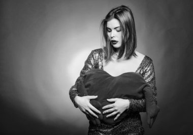 Glamour elbiseli seksi kadın. Şehvetli kız kalp ile. Romantik tebrik. Benim sevgilim olmak. Aşk ve romantizm. Sevgililer günü satış. Sevgililer günü partisi. Seni seviyorum. Sevinç anlar. kopya alanı