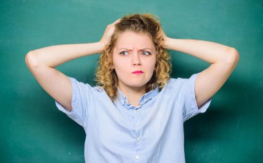 Ödev eğitimi. 1 Eylül. Okula dönüyorum. Kız çalışmayı seviyor. Kız öğretmen derste. Bilgi günü. boş tahta bilgisi. Tahtada stresli bir öğrenci. Dayanamıyorum artık.