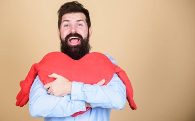 Sevgiyi hissetmek. Çıkma ve ilişki kavramı. Aşkta mutlu. Ona her gün sevildiğini hissettir. Kalbi olan sakallı bir hippi. Sevgililer Günü 'nü kutlayalım. Sakallı ve bıyıklı adam romantik bir ruh halinde.