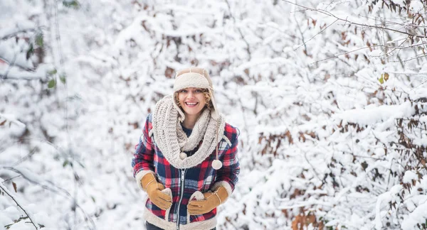 Plein de bonheur. Portrait de femme excitée en hiver. Fille gaie à l'extérieur. femme joyeuse et énergique. vacances de ski le jour d'hiver. belle femme en vêtements chauds. Profiter de la nature hivernale — Photo