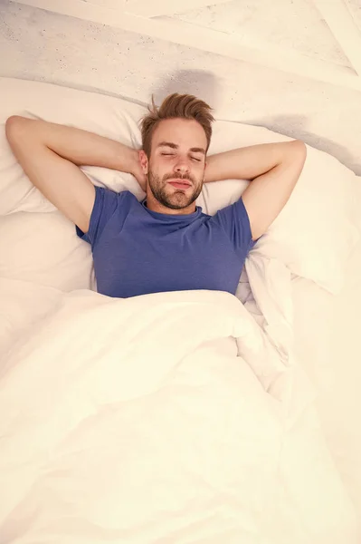 Bonito e sonolento. Homem sexy dormindo na cama. Um homem relaxante no quarto. Atraente único homem sendo calmo e relaxado. Jovem caucasiano de manhã — Fotografia de Stock