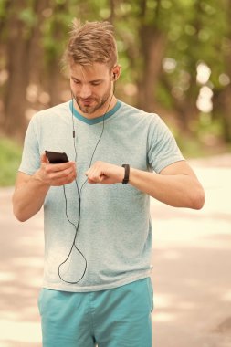 Bilek bandı aleti. Atlet kontrol fitness izci doğa arka plan. Atlet bak pedometre gadget. Akıllı saat ile sporcu eğitimi. Fitness izleyicisi ayarlayın. Fitness koçu. Yararlı ayarlar