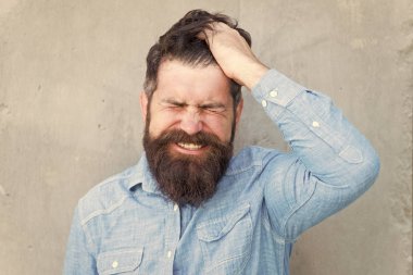 Ağrılar ve ağrılar. Baş ağrısı ve aşırı çalışma. Olumsuz duygular. Kötü hissediyorum. Sakallı adam. Sakallı, olgun bir hippi. Erkek yüz bakımı. Erkek berber moda bakımı. Sakallı vahşi adam. Onun stili.