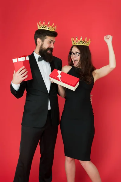 Beloningsfeest. Gelukkig stel vieren succes. Sexy vrouw en bebaarde man dragen kronen. Beste werknemer viering. Erkenning en viering. Vakantie feestje. Genieten van het feest — Stockfoto