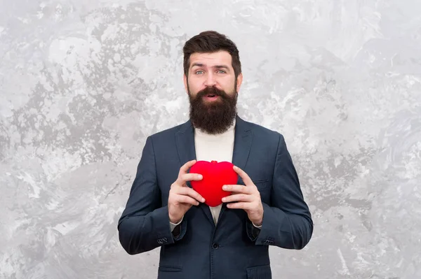 Trouxe presente. O homem barbudo tem o coração vermelho. Valentine presente. Hipster dar presente fundo abstrato. Presente para o dia dos namorados. A dar férias. Doe para o dia dos namorados — Fotografia de Stock