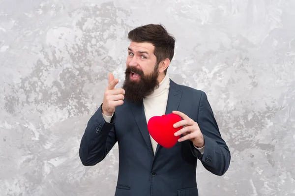 Deixava que o meu coração fosse teu. Homem barbudo com o dedo indicador do coração vermelho. Doação do dia dos namorados. A doação de órgãos importa. Ser dador. Dia dos doadores. Manda cumprimentos ao teu dador. Doador vivo faz milagres acontecerem — Fotografia de Stock