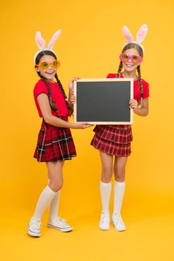 Tavşan kulaklı çocuklar. Paskalya hazırlıkları. Olay duyurusu. Karatahta kopyalama alanı. Neşeli liseli kızlar uzun tavşan kulakları. Paskalya oyunları. Paskalya yaratıcı atölyesi. Gümrük konsepti. Bahar tatili