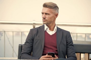 Mesaj bekleniyor. Modern hayat modern aletler gerektirir. Akıllı telefonu olan bir adam. Cep telefonu hep yanımdadır. Hippi bakımlı bir adam akıllı telefon kullanır. Akıllı telefonlu internet sörfü sosyal ağları