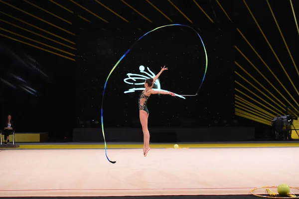 Chica gimnasta realizar en la competencia de gimnasia rítmica —  Fotos de Stock