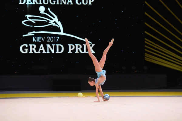 Turnerinnen treten bei Wettkampf der rhythmischen Sportgymnastik auf — Stockfoto