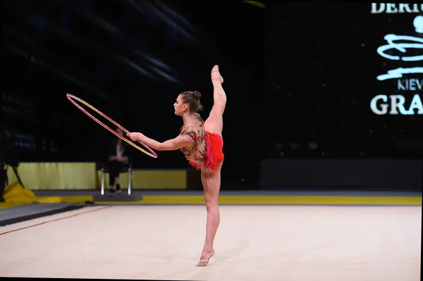 Gymnast girl perform at rhythmic gymnastics competition — Stock Photo, Image