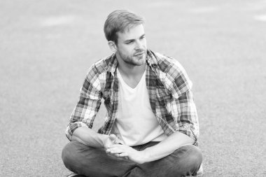 Tasasız öğrenci. Adam düzenli öğrenci görünümü kentsel alan rahatlatıcı. Üniversite eğitimi. Öğrencilerin hayatı. Modern bir öğrenci. Üniversite öğrencisi dışarıda oturun. Yakışıklı sakallı adam. Genç ve fikirlerle dolu