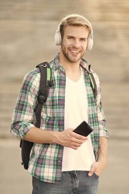 Eğitim teknolojisi fiziksel donanım yazılımı ve eğitim teoretiği kullanır. Üniversite eğitimi. Üniversite hayatı. Üniversite öğrencisi kulaklık akıllı telefon. Müzik dinle. Sesli kitap. Modern ve dijital