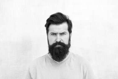 Katı bir yüz. Dünyanın dört bir yanındaki erkek güzelliği algıları. Sakallı, hippi tarzı, sakallı, gri bir geçmişi var. Güzel sakal ve bıyık bakımı. Hipster görünümü. Sakal ve berber konsepti