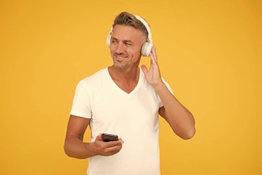 Kablosuz eşittir özgürlük. Guy modern kullanıcı mobil uygulaması. Favori müzik listesi. Müzik aboneliği. Modern kulaklıklar ve akıllı telefonlar. Dinleme konsepti. En iyi müzik uygulamaları