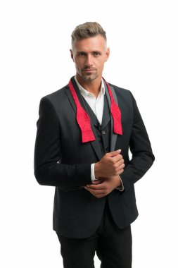 Zarif bir aksesuar. Terzi kıyafeti. Moda dükkanı. Kiralık kıyafet servisi. Zarif moda kıyafeti. Centilmen modern tarz. İyi giyimli yakışıklı adam smokin giyer. Moda kıyafetleri. Özel durumlar için uygun.