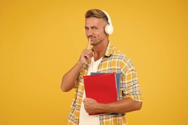 Ses kütüphanesi. Yakışıklı üniversite öğrencisi kulaklıkları. Dil çalış. Başka bir çalışma şekli. İngilizce öğreniyorum. Eğitim teknolojisi. Çalış. Ses kitabı konsepti. Dünya çapında bilgi erişimi