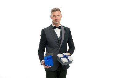 Doğum günü tatili. Alışveriş merkezi. Dükkan alışverişi. Hediye paketi. Kadınlar Günü 'nde. Sevgililer Günü. Beyefendi hediye getiriyor. Paketlenmiş hediye kutusu olan yakışıklı bir adam. Mutlu iş adamı elinizin altında
