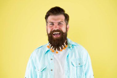 Adam sakallı mandal topluyor. Kalpli acımasız hippi bozuntusu. Hepsi tasarımla ilgili. Tımar etmeyi seviyorum. Kendimi seviyorum. Saçlarını sevgiyle besle. Sevgililer Günü. Berber dükkanı konsepti. Kuaför salonu.