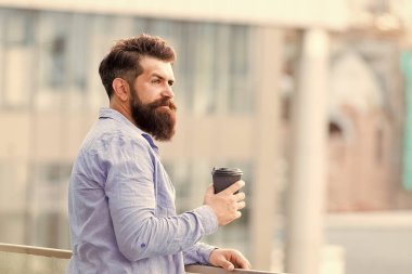 Mola zamanı. Sakalı olgun hipster. Sakallı adam sakin ol. kahve bardağı ile acımasız hipster. Enerji şarj. Erkek berber bakımı. alanı kopyalayın. düşünceli adam kahve içmek gitmek. sabah kahvesi