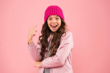 Buradaki en havalı insan. Kış alışverişi. Mutlu bir çocukluk. Moda bir aksesuar. Kışın kalın giyin. Soğuk kışa hazırım. Aksesuar dükkanı. Kaygısız ve mutlu. Küçük çocuk kabarık ceket giyer.