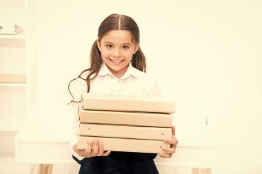 kendine güvenen öğrenci. Bilgiye doğru. Okul üniformalı küçük bir kız. Bir sürü ev ödevi. Bilgi alın. çocuk öğrenmek ve çok çalışmak. Okula geri dön. çalışma kitabı ile mutlu kız. Eğitim. belge klasörü