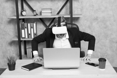 Mühendislik ve tasarım. Modern bir alet. İş dünyası modern teknolojiyi uygular. Sanal çalışma alanı. İş adamı sanal gerçekliği keşfeder. Sanal gerçeklikte etkileşim. İnsan resmi giysisi 3 boyutlu siber uzayda çalışır