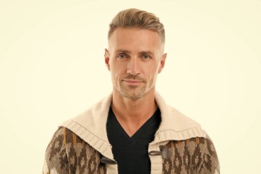 Erkekleri daha çekici kılan özellikler ve davranışlar. Çekici, olgun bir adam. Gri saçlı ve kıllı, olgun bir adam. Erkekler yaşlandıkça daha çekici oluyorlar. Yüz bakımı ve yaşlanma. Olgun yüzün güzelliği