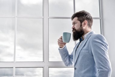 Ama önce kahve. Onun büyük günü. Düğün sabahı konsepti. Düğün günü. Damat sakallı hippi adam mavi smokin ve papyon giyer. Adam düğün için pencerede dikiliyor. Hayat tercihleri ve beklentiler