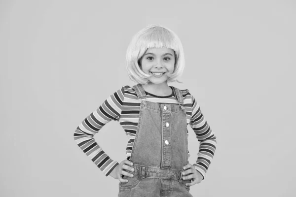 Coloriage enfants cheveux grande façon mise à niveau costume. Change de couleur. Colorant pour cheveux. Cultiver la liberté d'expression. Fantaisie tendance des cheveux. Enfant fille avec une coiffure lumineuse et vibrante. Concept de perruque artificielle — Photo