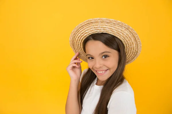Feeling playful. retro child. she loves vintage. teen girl summer fashion. little beauty in straw hat. beach style for kids. happy summer vacation. relax and have fun. travel to hawaii. aloha — Stock Photo, Image