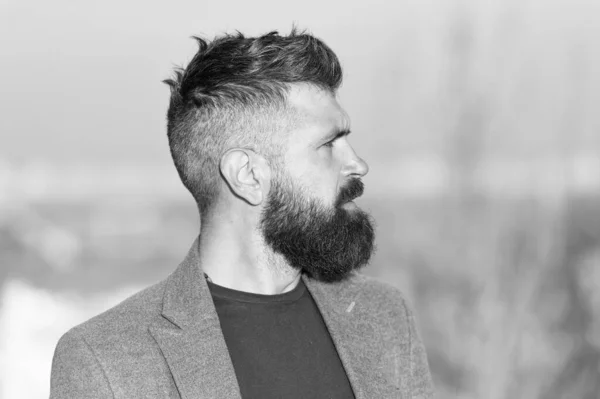 Corte de cabelo fresco. Homem hipster barbudo com bigode azul céu fundo. Guia de preparação de barba. Hipster sério bonito atraente cara com barba longa. Salão de cabeleireiro barbeiro. Guy elegante barba longa — Fotografia de Stock