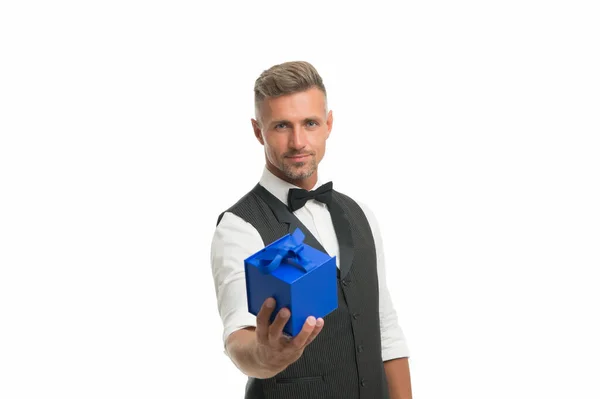 Gentleman überreicht Geschenk. Schöner Mann mit verpacktem Geschenkkarton. Glückliche Geschäftsleute halten Geschenke in der Hand. Geburtstagsfeiertag. Einkaufszentrum. Einkaufen. Geschenkpaket. Frauentag. Valentinstag — Stockfoto