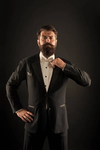 Hipster formell kostym Tuxedo. Skillnad mellan Vintage och Classic. Officiell händelse klädkod. Klassisk stil. Herrkläder Classic outfit. Skäggiga man med fluga. Välklädd och omsorgsfullt snygg — Stockfoto