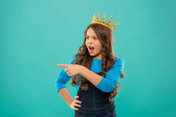 Hola a ti. se siente como una gran jefa. ser un egoísta. recompensa por el verdadero campeón. princesita. cabellos rizados largos de niño egoísta. lujo y éxito. encontrar su motivación. niña pequeña en corona de reina — Foto de Stock