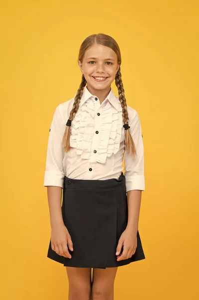 Vier kennisdag. Studenten zijn dol op school. Emotioneel schoolmeisje. September tijd om te studeren. Meisje schattige pupil op gele achtergrond. Schooluniform en mode. Terug naar school — Stockfoto