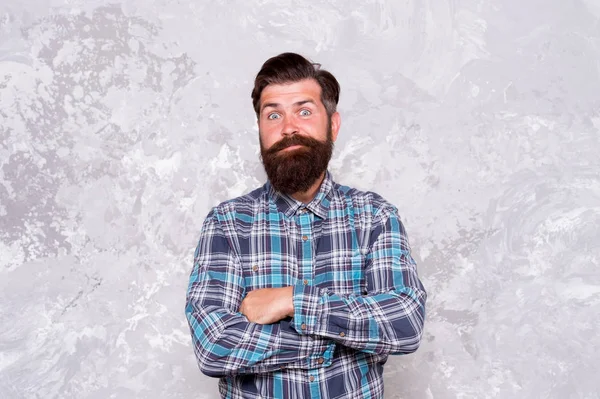 Estilo individual. Salão de barbeiro. Conceito de serviço de limpeza. Bem preparado macho. Homem hipster bonito no fundo da parede cinzenta. Estilo hipster barbudo. Hipster com barba e bigode use camisa azul — Fotografia de Stock