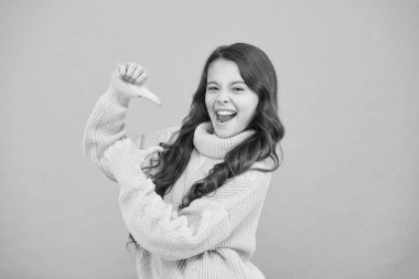 Şu halime bak. Şanslı çocuk. Pozitif olma kavramı. Duygusal bir bebek. Pozitif çocuk. Hayata olumlu yaklaşım. Pozitif ruh hali. Çocuk psikolojisi. Sevimli gülümseyen kız sarı süveter giyer turkuaz arka plan