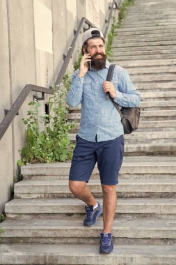 Bütçeyle tatil planlayın. Kendiliğinden seyahat etmek harika. Yavaş seyahat faydaları çok şey vardır. Gezgin gezici. Merdiven üzerinde turist gezi gidin. Bütçe seyahat ipuçları. Adam seyahat şehir keşfetmek