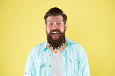 Kendinden emin ve yakışıklı. Adam sakallı mandal. Vahşi erkek, sakalına kalpler takmış. Sakallı adam gündelik tarzda. Yıkandıktan sonra çamaşır. Berber dükkanında saç kurutma. Kuaför konsepti