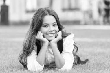 Yaz tatili yeni başladı. Küçük kız tatil boyunca yeşil çimlerde dinleniyor. Mutlu küçük çocuklar okul tatilinin tadını çıkarın. Gündüz ya da hafta sonu. Tatil ya da okul tatili. Tatiller