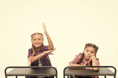 Onların bilgisi üzerinde çok çalışıyorlar. Okul masalarında bilgi testi geçen sevimli küçük okul çocukları. Bilgi ve beceri. Bilgi günü veya 1 Eylül